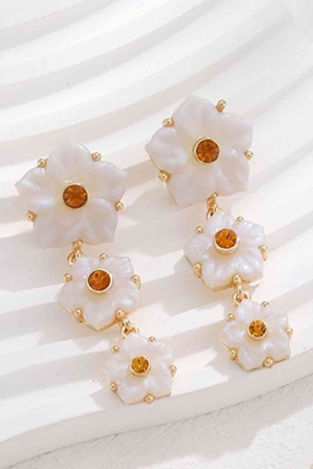 Contrast Resin Flower Earrings